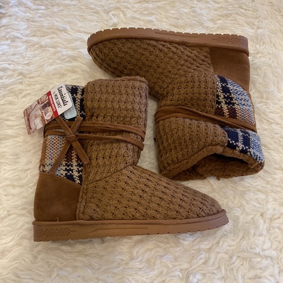Woman’s Muk Luke Camel Plaid Water Resistant Boots - Picture 2 of 10